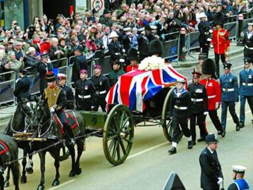 4��17�գ���Ӣ���׶��׶أ��ʼ�����ڱ��ӻ������ж����˵�����ǰ��ʥ���޴���á� �»���/·͸