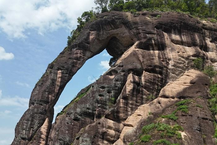 航拍江西龙虎山象鼻山 宛如巨型石象汲水山间