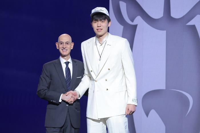 生日当天圆梦NBA 杨瀚森首轮第16顺位被选中