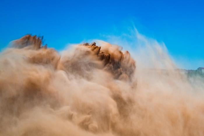 黄河小浪底排沙宛如“沙龙”出洞