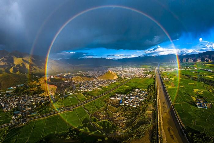 西藏日喀则暴雨过后现圆形彩虹