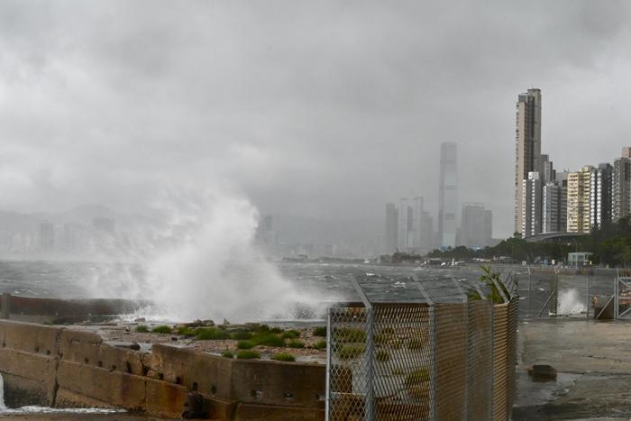台风“韦帕”吹袭香港 坚尼地城海旁巨浪拍岸