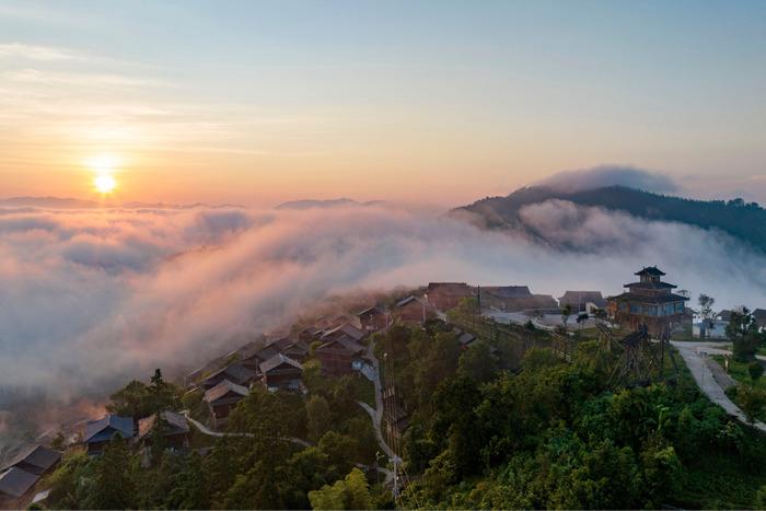 贵州从江：晨雾朝霞映苗寨
