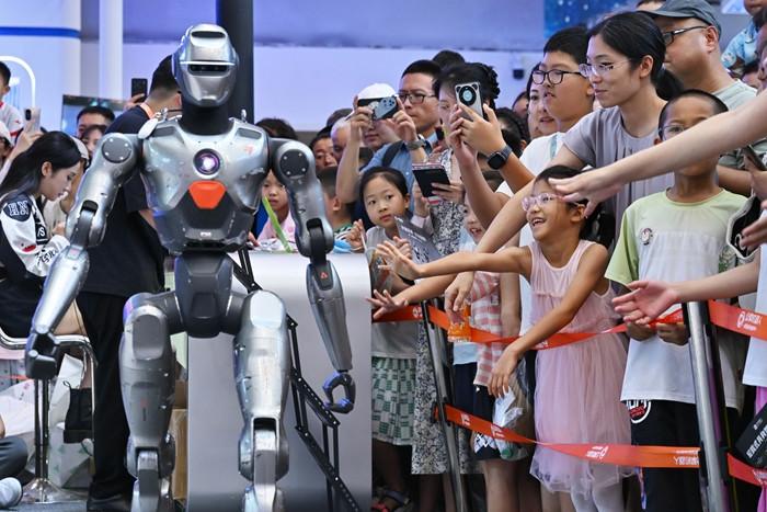 世界机器人大会周末人气旺