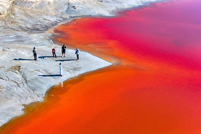 芒乃淖尔盐湖如大自然调色盘