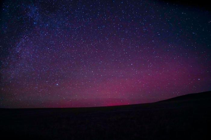 极光、银河、流星共舞草原夜空	