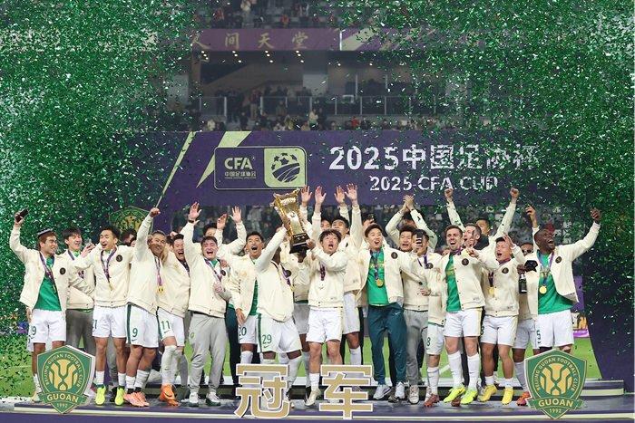北京国安队夺得中国足协杯冠军