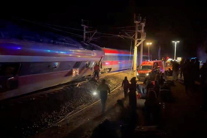 西班牙发生两列高速列车脱轨事故 已致多人死伤