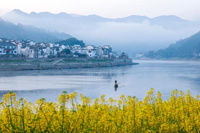 安徽歙县：春潮荡漾新安江畔