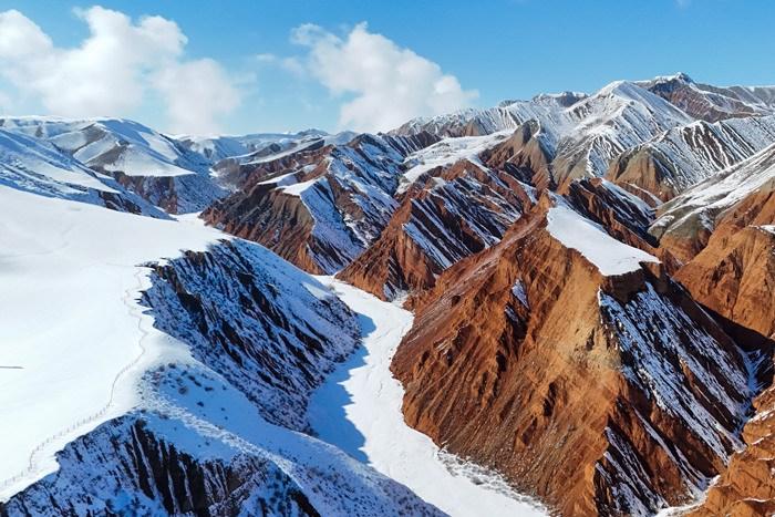 新疆呼图壁：百里丹霞披银装