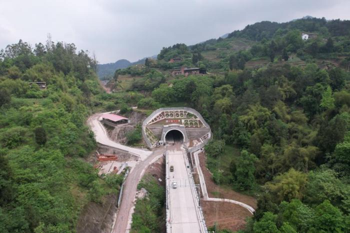 渝万高铁56座隧道全部贯通