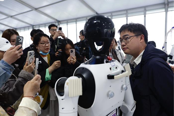 探营人形机器人半程马拉松