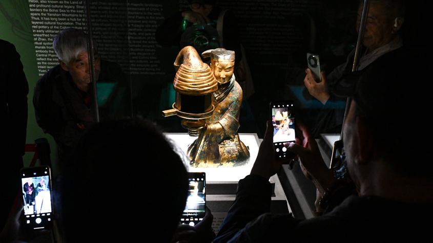 西汉长信宫灯短暂“出差”北京吸引市民围观