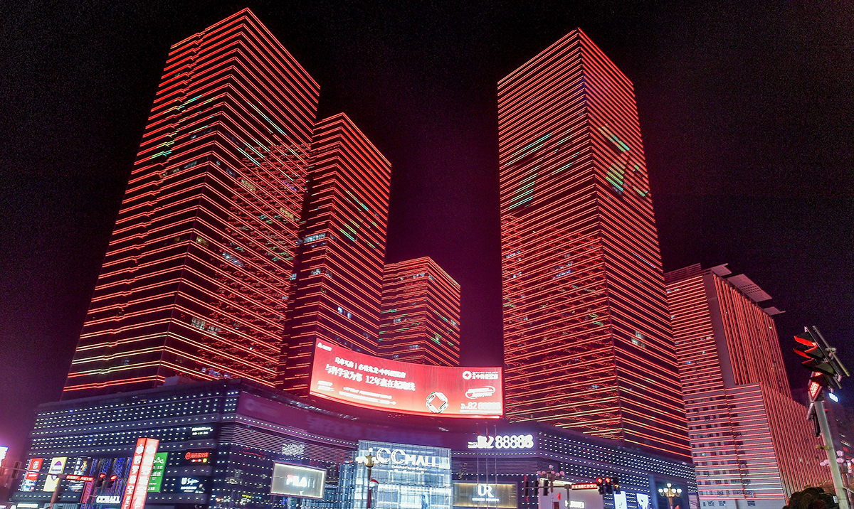 乌鲁木齐夜晚上演璀璨灯光秀