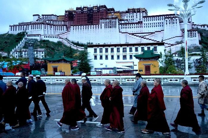 西藏自治区成立60周年：晨曦中的准备