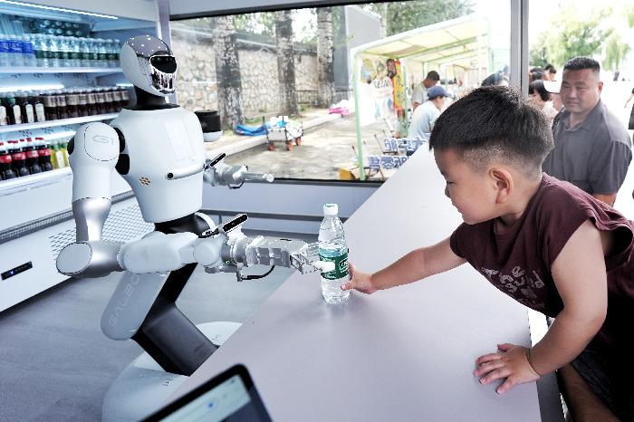 北京颐和园：机器人“入职”零售店