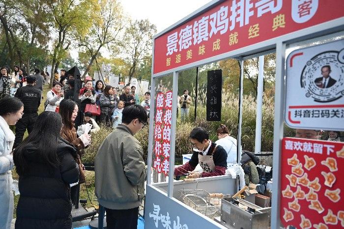 景德镇“鸡排哥”现身成都烟火市集