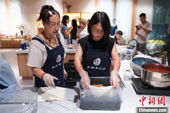 媒体走进河北高阳体验草木染技艺