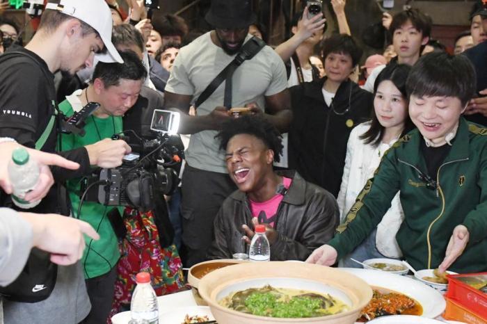 “甲亢哥”长沙行感受长沙美食