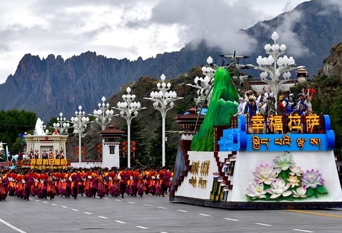 西藏自治区成立60周年庆祝大会在拉萨举行