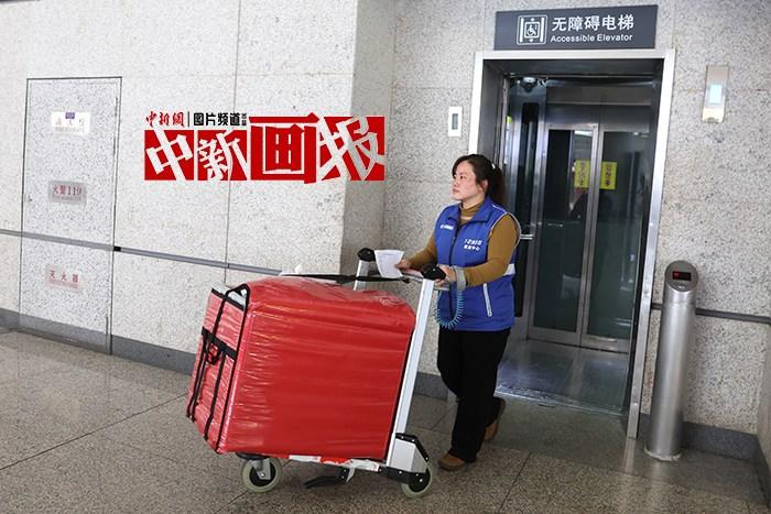 高铁站里的送餐“追车人”：为飞奔旅途送上“锅气”