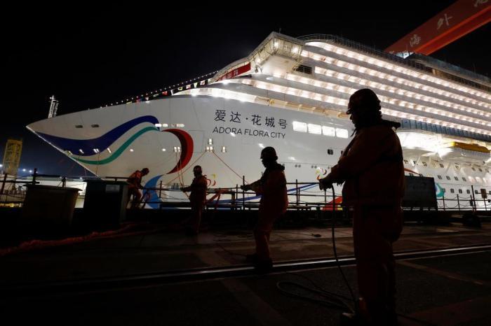 第二艘国产大型邮轮“爱达·花城号”开启出坞模式