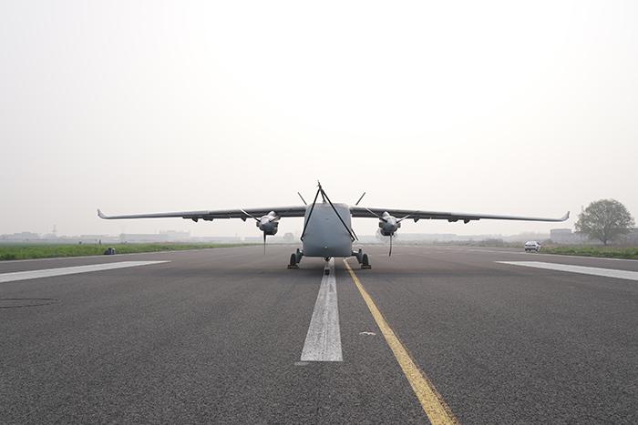 中国首款7吨级运投无人机长鹰-8在河南郑州首飞