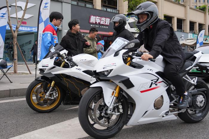 赛事夺冠引发消费热 张雪机车线下门店人气攀升