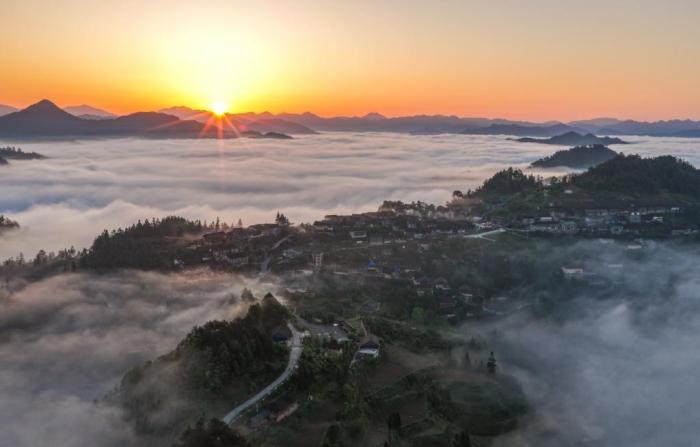贵州三都：云海漫卷 山间古寨如画
